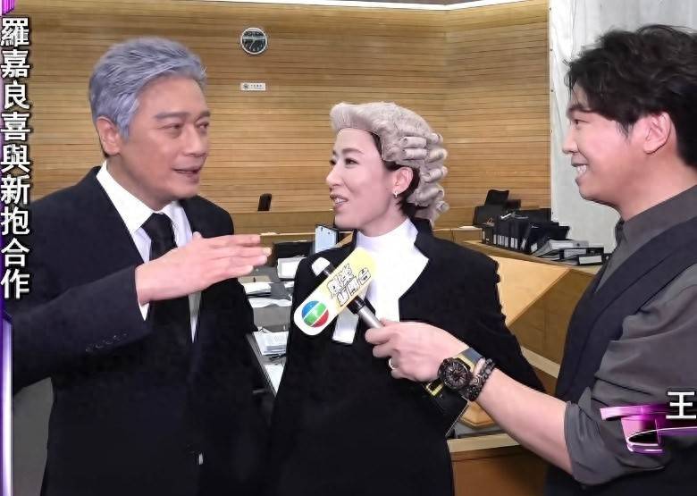 TVB视帝罕见回巢拍剧，银发大律师造型曝光，片场变“大细路”